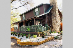 Spacious Cabin In the City*Private Swimming Pool